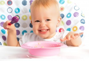 Como fazer para as crianças comerem bem Variados alimentos devem ser oferecidos aos bebês a partir dos 6 meses de idade