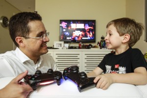 Jogar videogame em família fortalece vínculos afetivos Crédito: Daniel Castellano/Gazeta do Povo.