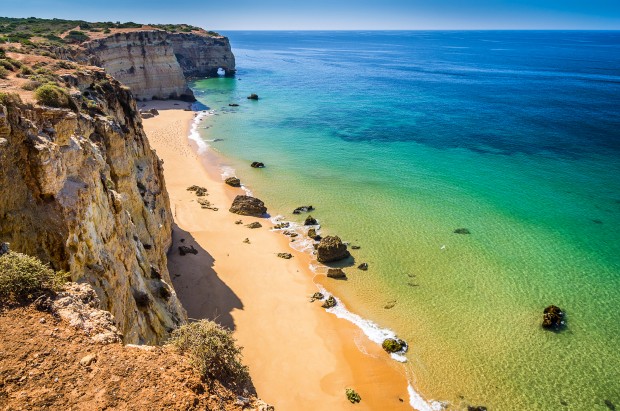 Praias no Algarve, em Portugal. Crédito: Bigstock.