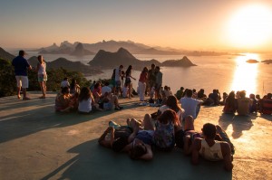 As 15 melhores cidades para se viver no estado do Rio de Janeiro Pessoas assistindo ao pôr-do-sol de Niterói (foto: Bigstock)
