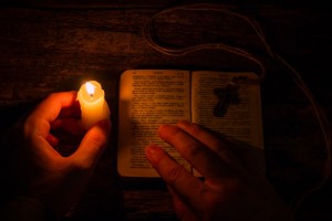 Cristãos perseguidos arriscam a vida para traduzir a Bíblia em sua própria língua Bigstock