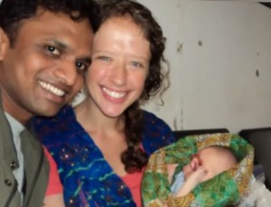 Casal compartilha a alegria de adotar bebê deficiente chamado de “maldição” na Índia Crédito: reprodução/YouTUbe
