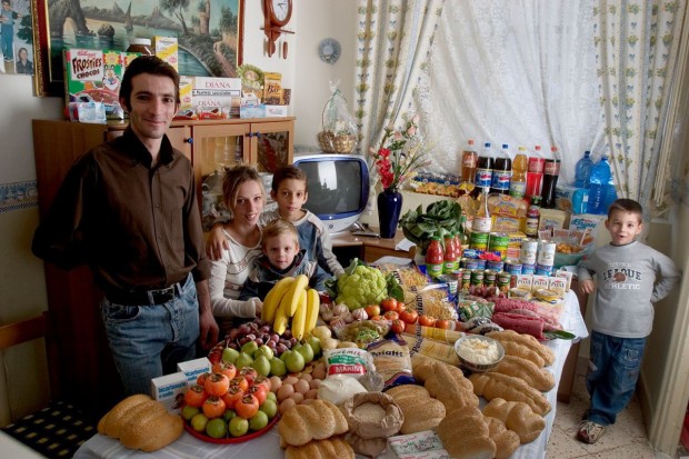 O que uma família italiana consome em uma semana. Crédito: Peter Menzel.