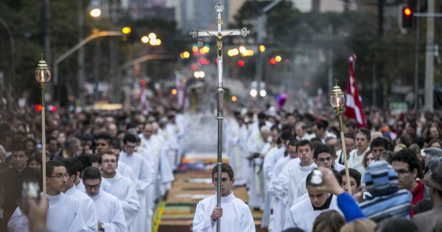 Procissão de Corpus Christi realizada em Curitiba, em junho de 2014. FOTO: Marcelo Andrade/Gazeta do Povo