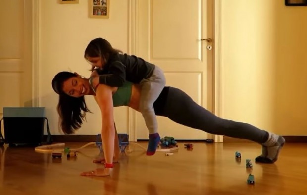 Mãe de quatro filhos transforma tarefas de casa em exercícios para manter a forma