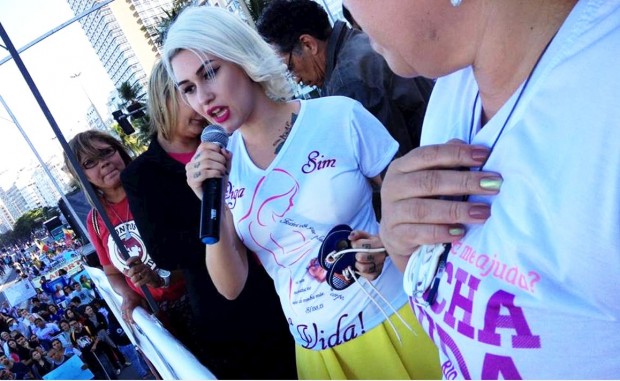 A ex-integrante do Femen, Sara Winter. (foto: Facebook/Marcha pela Vida - RJ)
