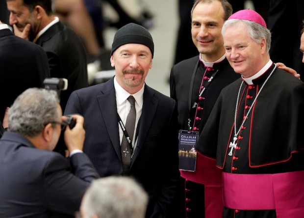 The Edge e o bispo irlandês Paul Tighe. Crédito: Reuters/Max Rossi