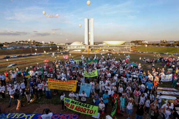 Manifestantes na 9ª Marcha Nacional da Cidadania pela Vida e Contra o Aborto (Valter Campanato/Agência Brasil)