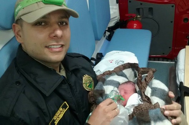 Soldado Nascimento com o bebê socorrido. (foto: Facebook/kleber.p.nascimento)