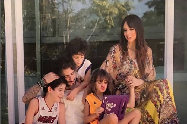 Mion e a família, em recente matéria da revista Contigo (Foto: reprodução-Facebook/MarcosMionOficial)