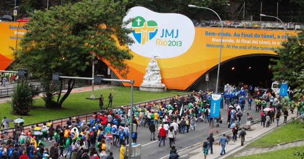 Peregrinos caminham para a missa de encerramento, em Copacabana, na JMJ de 2013 (foto: divulgação/Arquidiocese do Rio de Janeiro)