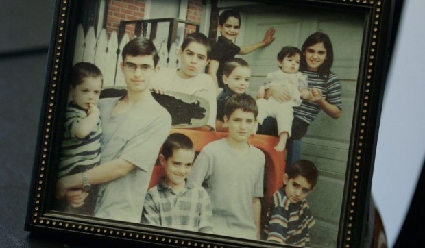 Estes 10 irmãos perderam o pai para o terrorismo e a mãe para o câncer, mas a fé os manteve unidos