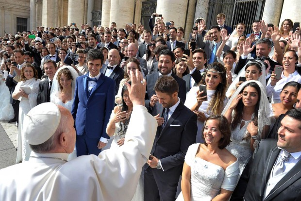 Papa Francisco abençoa grupo de recém-casados reunidos na Praça São Pedro, em setembro de 2015. (foto: L'Osservatore Romano)