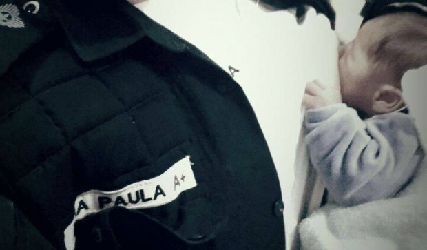 No Rio, capitã da PM impede abandono de bebê e o amamenta do próprio peito
