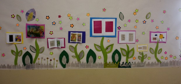 Painel para decoração de bibliotecas ou para comemorar o Dia do Livro feito de papéis coloridos, jornais usados e páginas de livros velhos