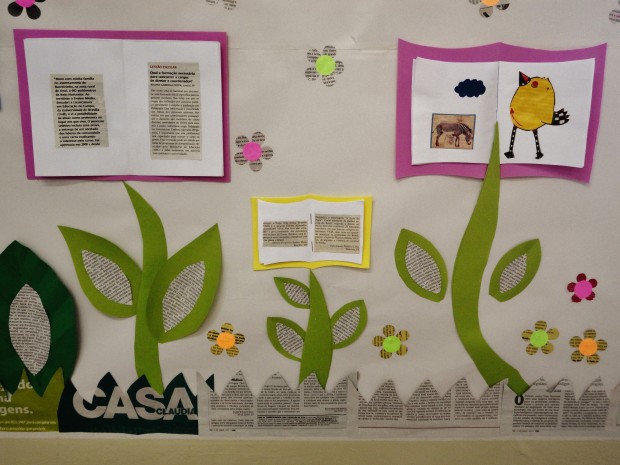 Detalhes do painel feito de jornais, livros usados e papéis coloridos