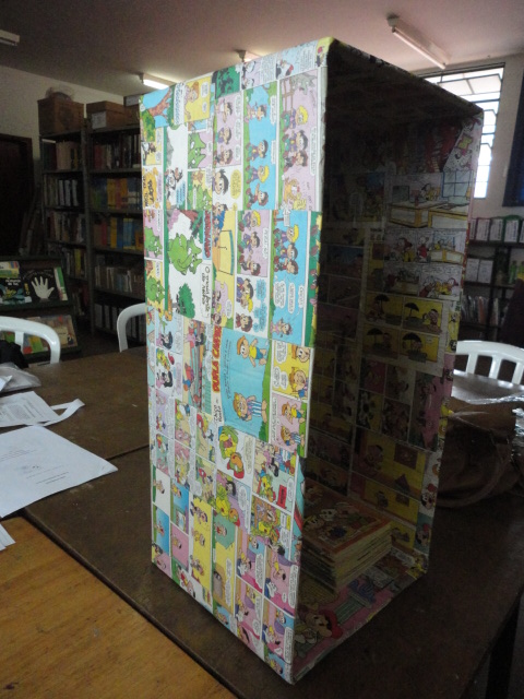 Gibiteca de caixa de papelão