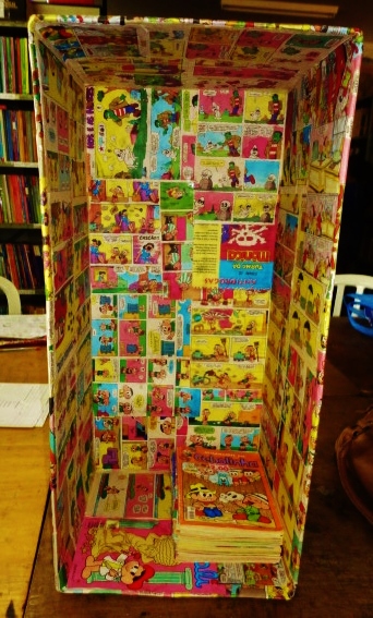 Gibiteca de caixa de papelão