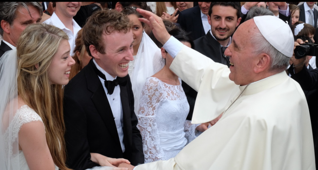 Papa abençoando casal de noivos (foto: L'Osservatore Romano)