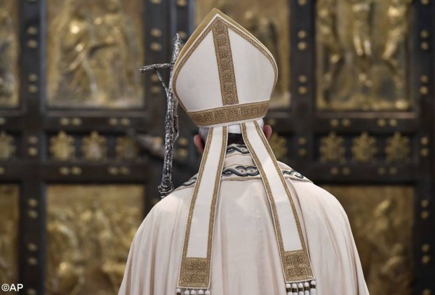O papa diante da Porta Santa da Basílica de S. Pedro, fechada no dia 20 de novembro. Foto: AP.