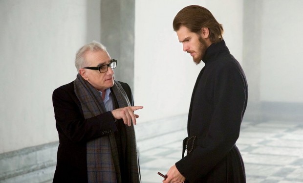 Martin Scorcese conversando com Andrew Garfield, de batina, durante as gravações de "Silence" (foto: divulgação).