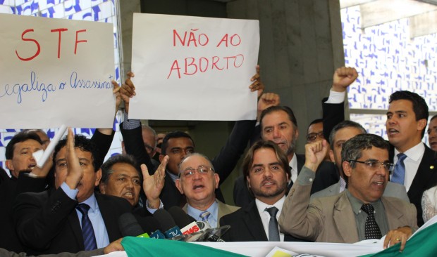Parlamentares e assessores em ato de repúdio à decisão do STF (foto: divulgação).