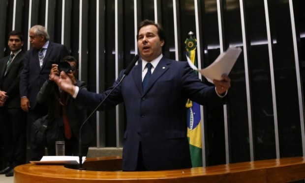 O presidente da casa, Rodrigo Maia (DEM-RJ) disse que tomará essa atitude toda vez que o STF legislar no lugar do Congresso (foto: Agência O Globo).