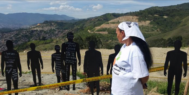 Mãe de uma das vítimas olhando para o local onde o corpo de seu filho pode estar (foto: Unidade de Vitimas/Governo da Colômbia)
