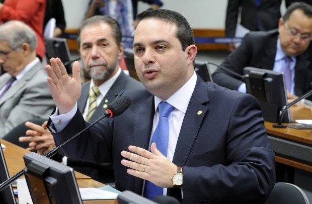 O presidente da comissão, deputado Evandro Gussi (foto: Agência Câmara).