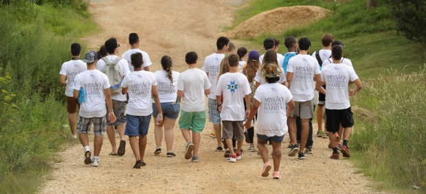 Jovens realizando missão em Almirante Tamandaré (PR). Foto: João Borges.