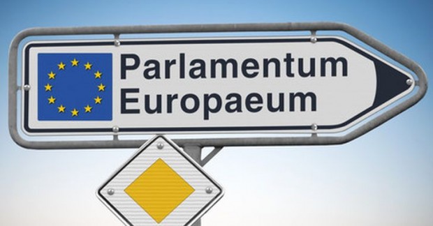 Placa indicando encontro do Parlamento Europeu, escrita em latim.