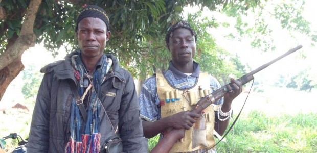 Homens da milícia cristã Anti-Balaka, na República Centro-Africana (foto: Wikimedia Commons)