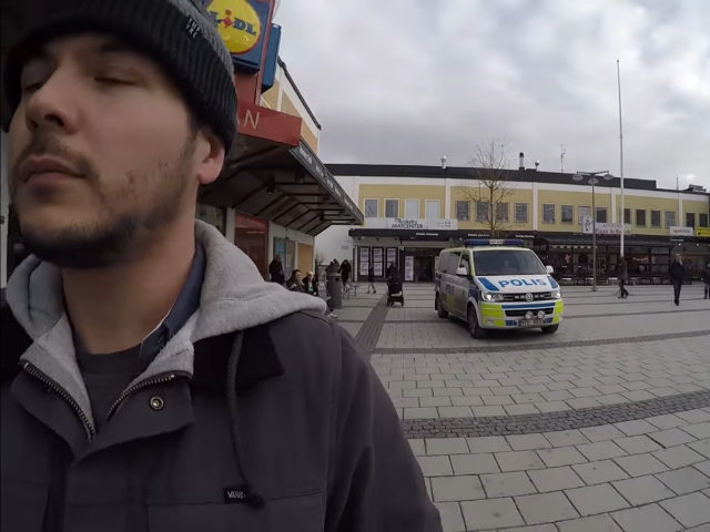 Polícia sueca retira jornalista de “área muçulmana” na capital Crédito: Breitbart