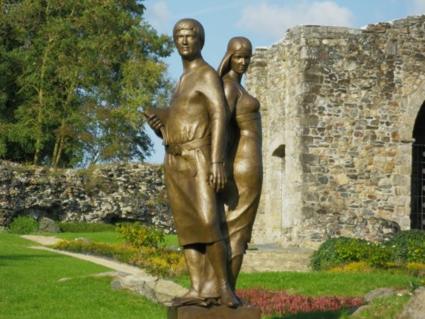 Estátua de Heloísa e Abelardo feita pelos escultores Sylviane Courgeau e Bilal Hassan, no campo histórico de Sainte-Anne, em Pallet.