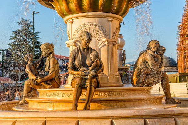 Fonte das Mães, monumento da capital da Macedônia, Escópia (foto: Bigstock).