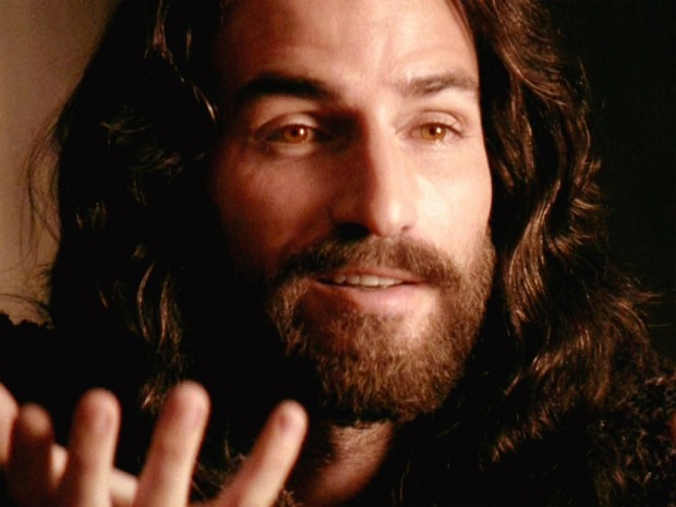 Jim Caviezel pode voltar ao papel de Jesus na sequência de A Paixão de Cristo