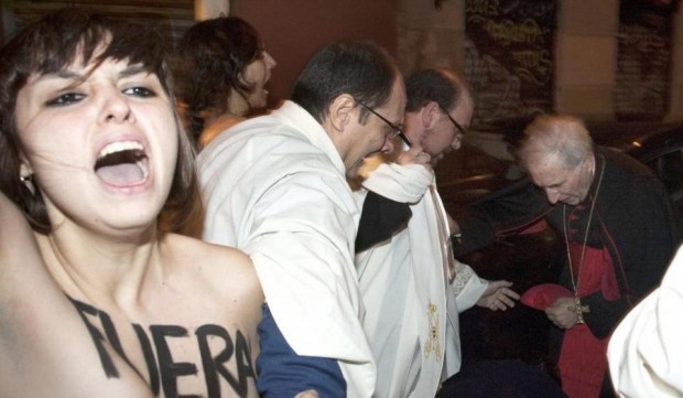 Ataque ao cardeal Rouco Varela, em 2014, promovido por ativistas do grupo feminista Femen, em frente a uma igreja de Madri.