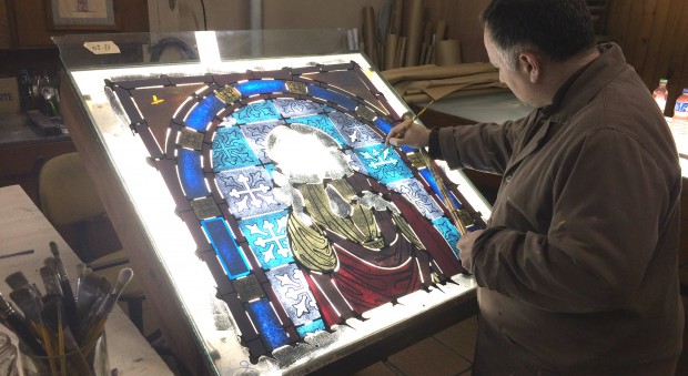 Cristiano T. Fabris trabalha na criação de um vitral. Foto: Vitrais Zanon.