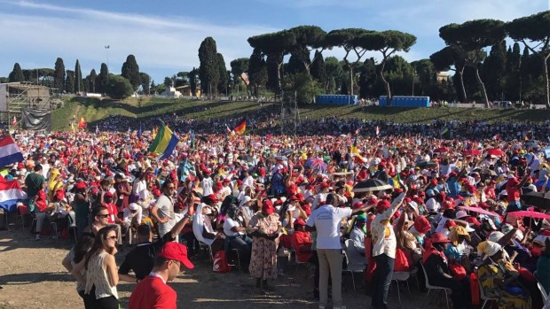 Membros da RCC reunidos em Roma para o jubileu de 50 anos (foto: divulgação).