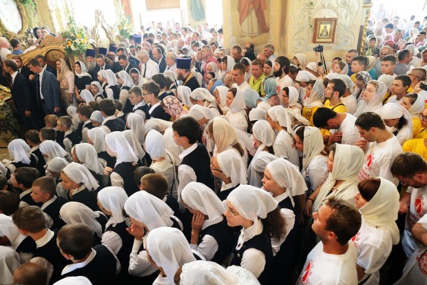 Russos acompanham celebração em igreja ortodoxa na cidade de Oriol (foto: Bigstock)