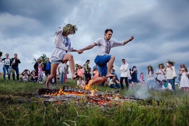 Jovens pulam fogueira na celebração da Kupala, na Ucrânia.