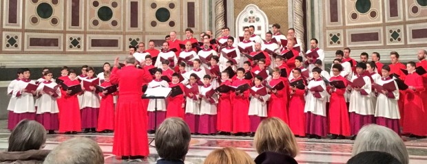 Os coros da Capela Sistina, de roxo e sobrepeliz branca, e da Abadia de Westminster, de vermelho, cantando juntos diante da cátedra do papa, na Basílica do Latrão, em janeiro deste ano. Foto: Anglican Centre Rome