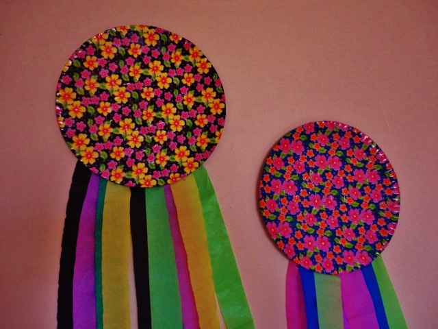 Decoração para festa junina feita de pratinhos, chita e papel crepom.