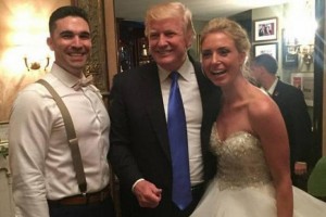 Trump aparece de surpresa em festa de casamento e posa para fotos com os noivos Reprodução/Instagram