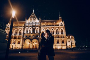 Hungria: crescem casamentos e nascimentos; diminuem os divórcios. Qual o segredo? Casal em Budapeste, capital da Hungria (foto: Bigstock).