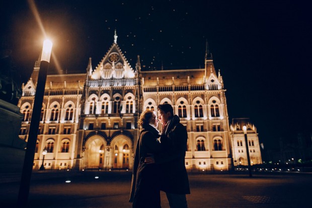 Casal em Budapeste, capital da Hungria (foto: Bigstock).