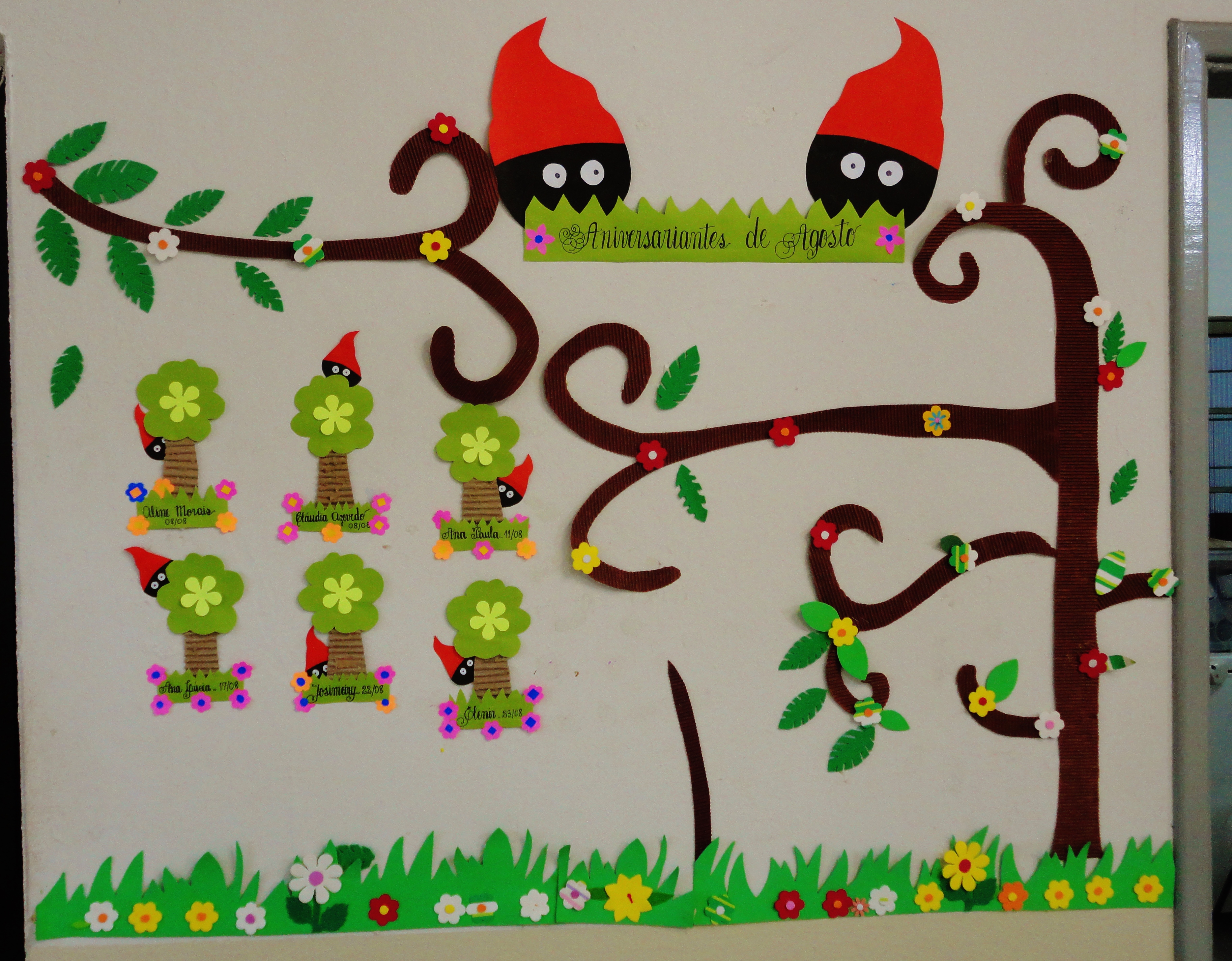 Mural de aniversariantes com o tema Folclore