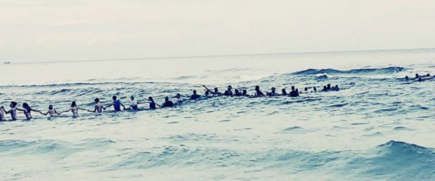 Foto da corrente humana formada por banhistas. (Foto: Rosalind Beckton, uma das testemunhas do ato).