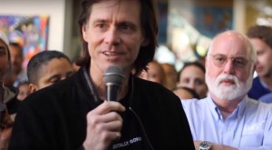 Jim Carrey fala sobre Jesus Cristo em visita a ONG que atende ex-presidiários Jim Carrey em discurso à ONG Homeboy Indutries (foto: reprodução/YouTube)