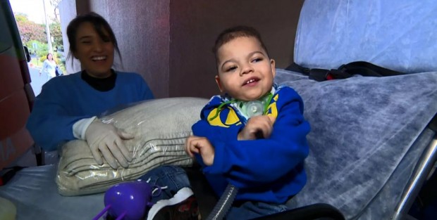 O pequeno Luiz Miguel ao deixar o hospital em Campinas (foto: reprodução/EPTV)